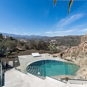 https://villa-hacienda-de-la-guirra.in-canary-islands.com